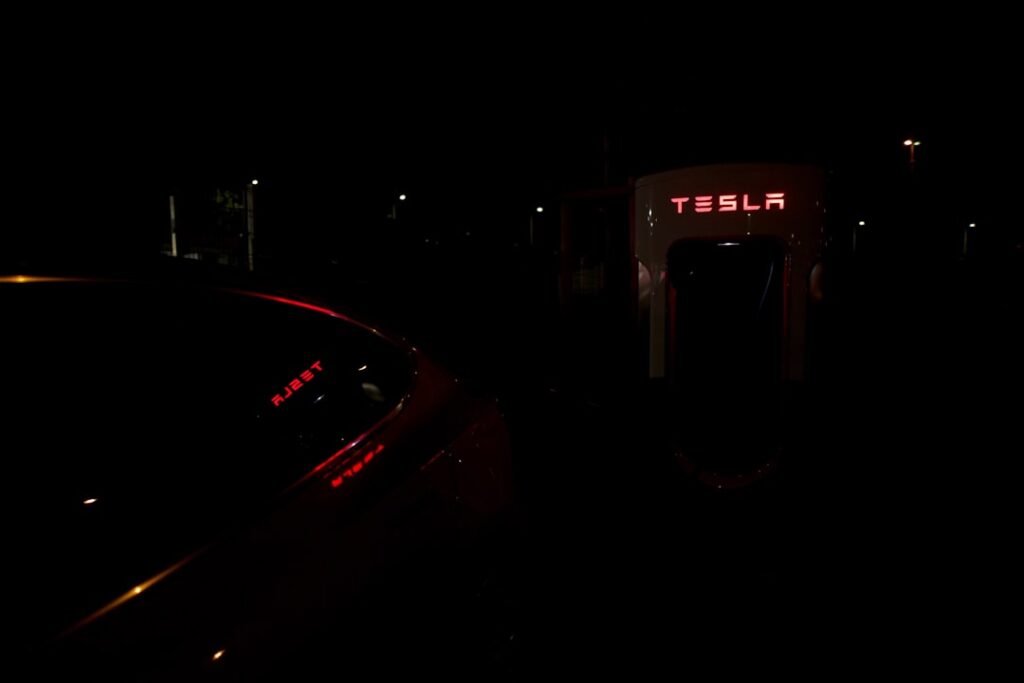 découvrez tout ce qu'il faut savoir sur les tesla superchargers : fonctionnement, avantages, implantation en france, et conseils pour recharger rapidement votre voiture tesla lors de vos déplacements.