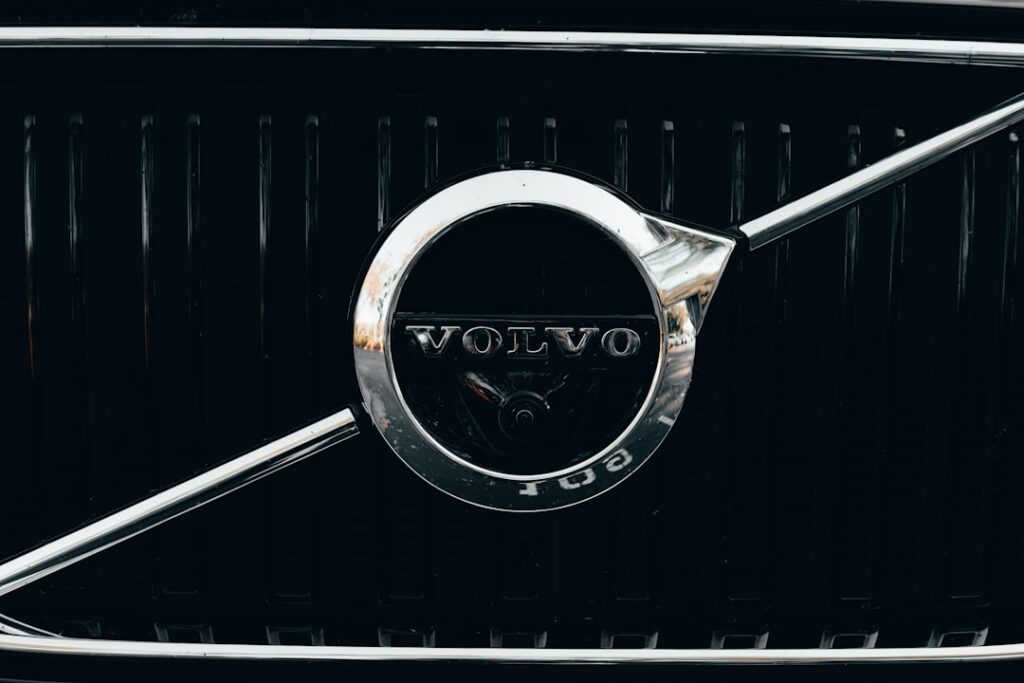 découvrez la volvo s90 t8, une berline hybride rechargeable alliant luxe, performance et innovations technologiques. profitez d'un confort haut de gamme et d'une conduite éco-responsable, idéale pour les amateurs d'élégance et d'efficacité.