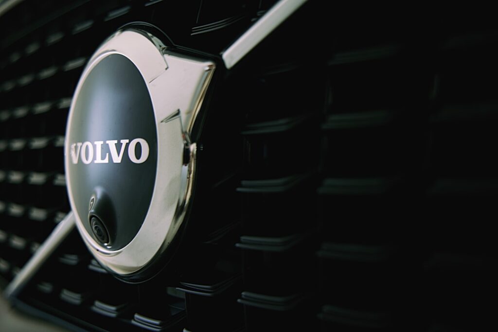 découvrez le volvo xc40 plug-in hybrid : un suv compact alliant performance, élégance et respect de l’environnement. profitez d’une conduite hybride économique et silencieuse, idéale pour la ville comme pour les longs trajets.