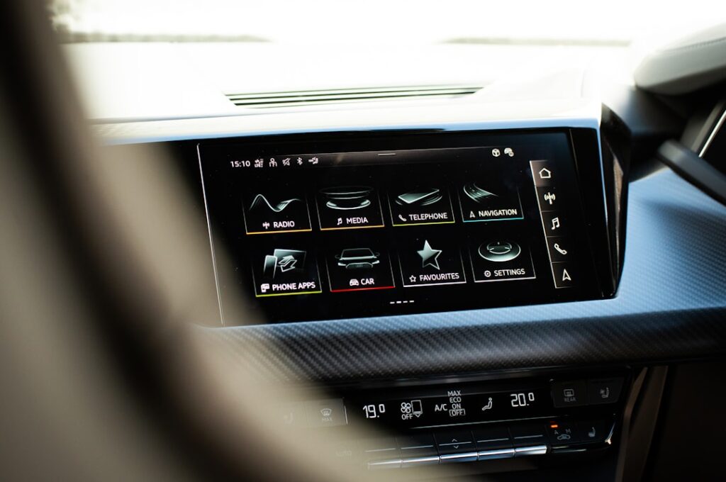 découvrez l’audi e-tron : l’innovation électrique au service du luxe découvrez l'audi e-tron, le suv 100% électrique alliant performance, design innovant et autonomie exceptionnelle. profitez d'une expérience de conduite unique et respectueuse de l'environnement avec la technologie audi.