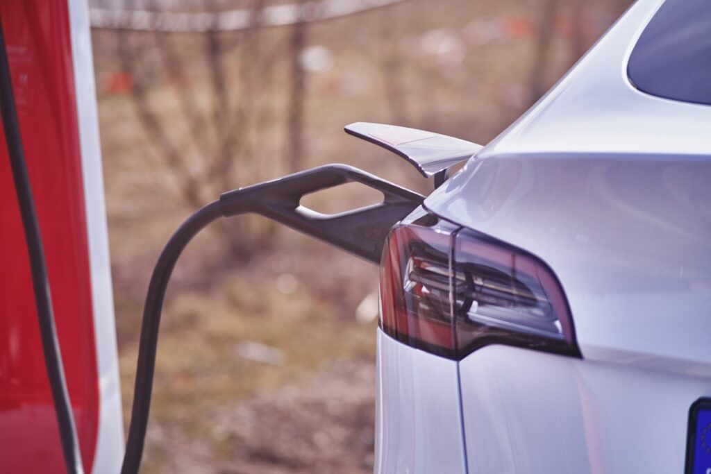 découvrez tout ce qu'il faut savoir sur le coût des batteries de voitures électriques : prix moyen, facteurs qui influencent le tarif, conseils pour économiser et tendances du marché en 2024.