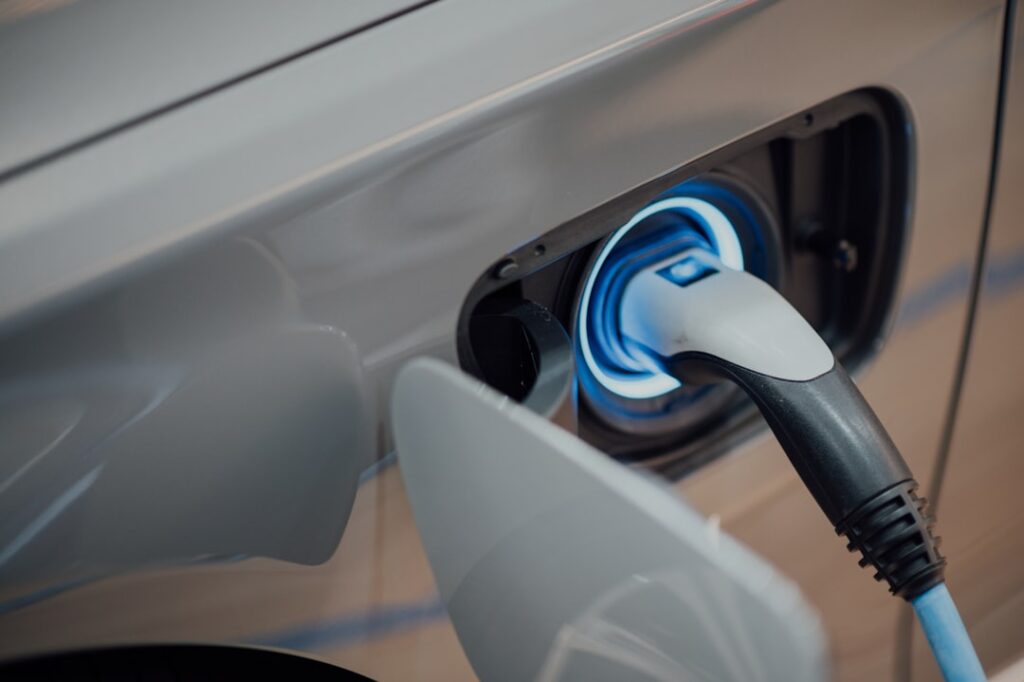 découvrez tout ce qu'il faut savoir sur les véhicules électriques : avantages, fonctionnement, autonomie et conseils pour choisir la voiture électrique adaptée à vos besoins.
