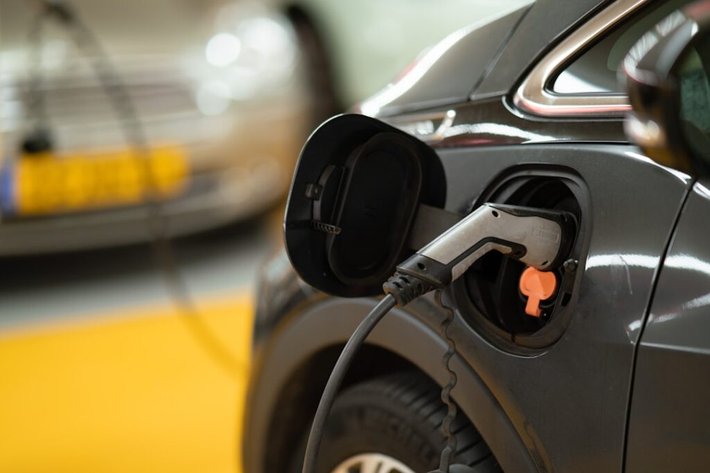 découvrir la consommation énergétique d’une voiture électrique découvrez tout sur la consommation d'énergie des véhicules électriques : facteurs influents, conseils pour optimiser l'autonomie et comparaisons avec les véhicules thermiques.