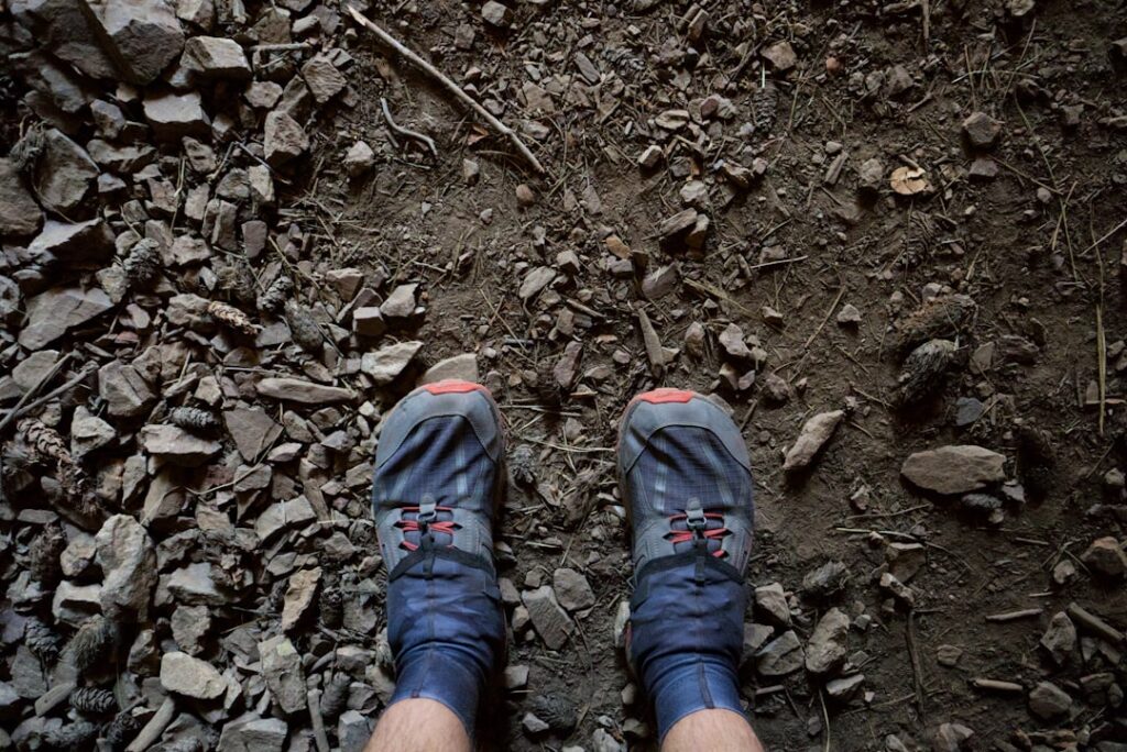 Decathlon lance des guêtres hautes pour préserver vos chaussures et la partie inférieure de votre pantalon découvrez les guêtres : accessoires indispensables pour protéger vos chaussures et vos pantalons lors de randonnées, de courses en montagne ou d’activités en plein air. robustesse, confort et praticité assurés !