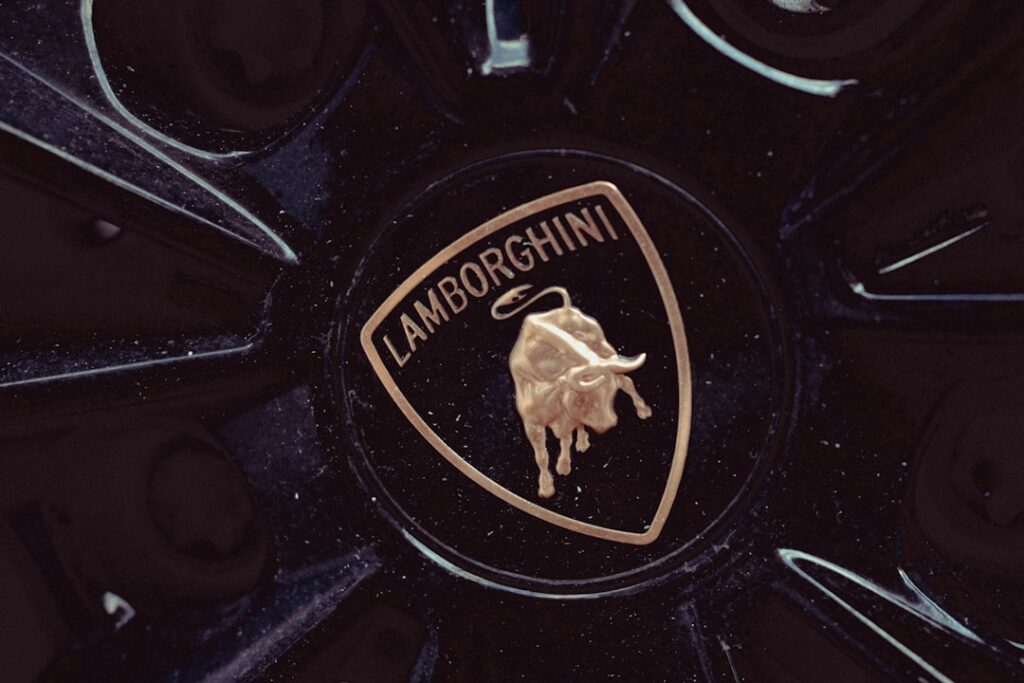 découvrez la lancia ypsilon : une citadine élégante et compacte, alliant style italien, confort moderne et technologies innovantes. idéale pour la ville, elle séduit par son design raffiné et ses équipements de pointe.