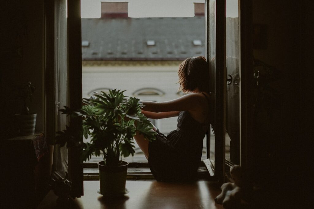 découvrez la signification et l'origine de la mélancolie, ses manifestations dans l'art, la littérature et la psychologie, ainsi que des conseils pour mieux la comprendre et l’apprivoiser au quotidien.