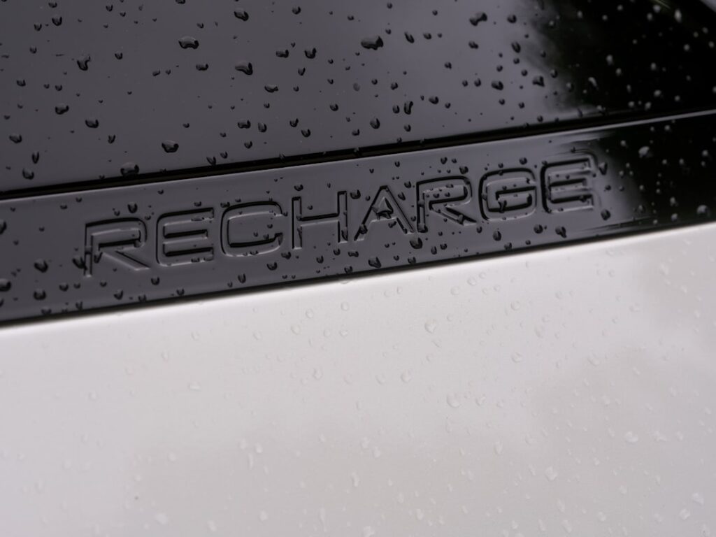découvrez la peugeot 2008 électrique : un suv compact alliant performance, autonomie et technologie moderne pour une mobilité urbaine 100% électrique. profitez d'un design élégant et d'équipements innovants. en savoir plus sur la peugeot 2008 électrique !