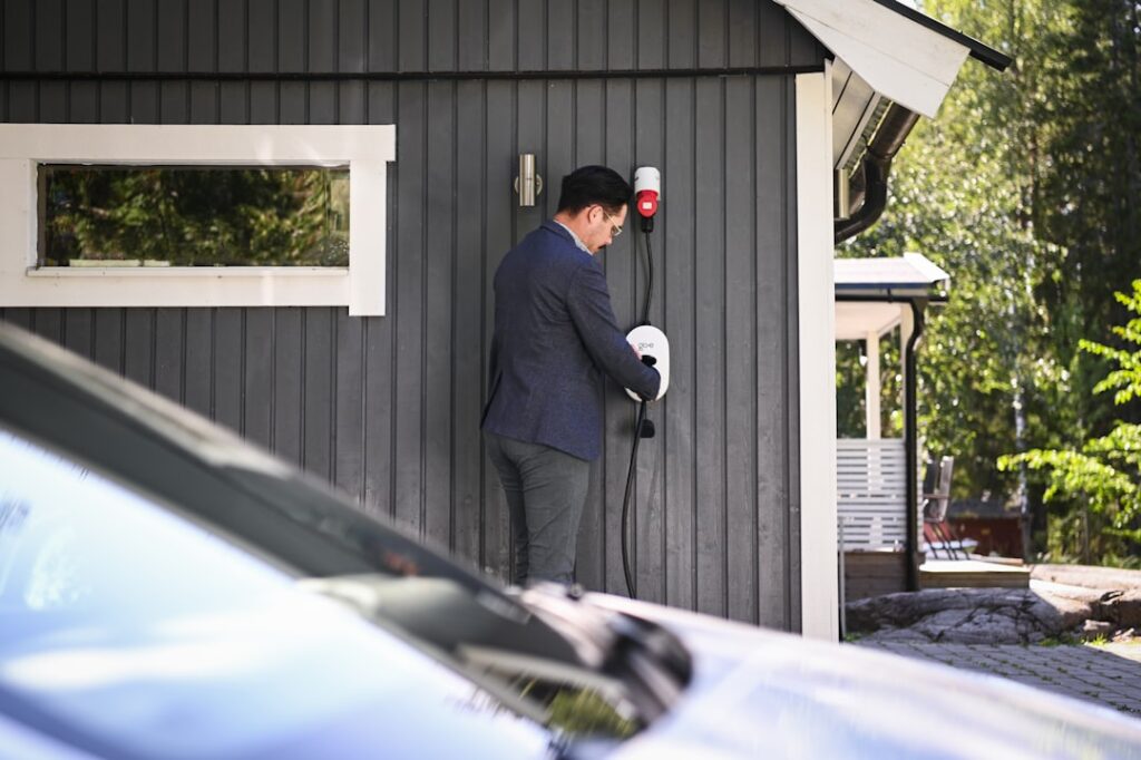 découvrez tout sur les véhicules plug-in hybrides : fonctionnement, avantages, économies de carburant et conseils pour bien choisir votre voiture hybride rechargeable.