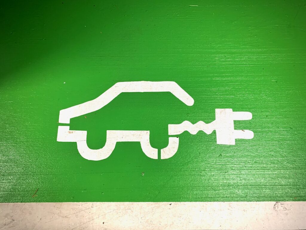 découvrez tout sur les véhicules plug-in hybrides : fonctionnement, avantages, autonomie et conseils pour bien choisir votre hybride rechargeable.