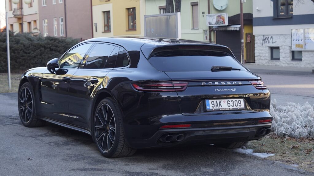 découvrez la porsche panamera : une berline sportive de luxe alliant puissance, élégance et technologie de pointe. profitez d’une expérience de conduite exceptionnelle à bord de ce modèle iconique.