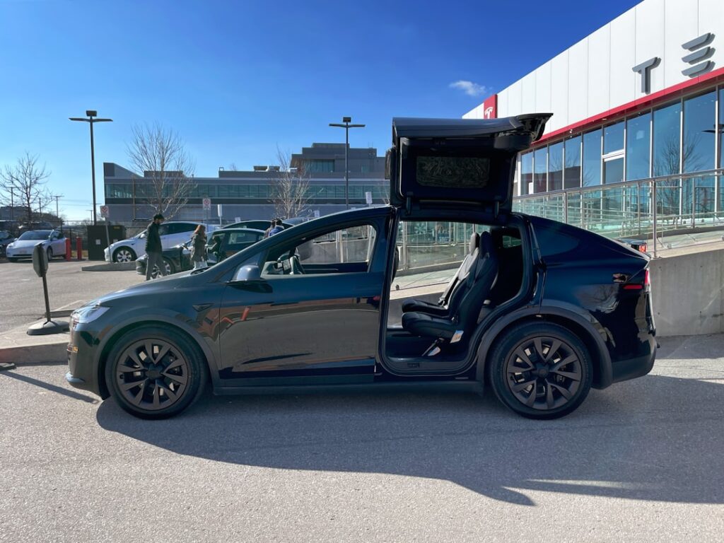 découvrez la tesla model x : le suv électrique haut de gamme alliant performance exceptionnelle, autonomie impressionnante, design innovant et technologies avancées pour une expérience de conduite unique.