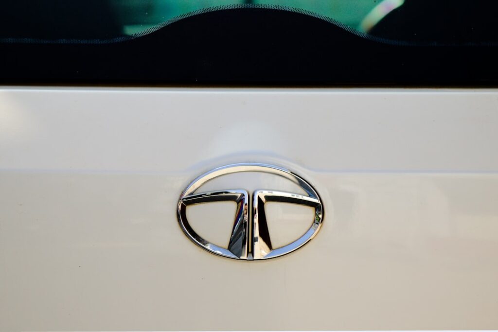 découvrez la toyota prius phev : l'hybride rechargeable alliant performance, faible consommation et respect de l'environnement. profitez d'une conduite silencieuse et d'une technologie de pointe pour tous vos trajets.