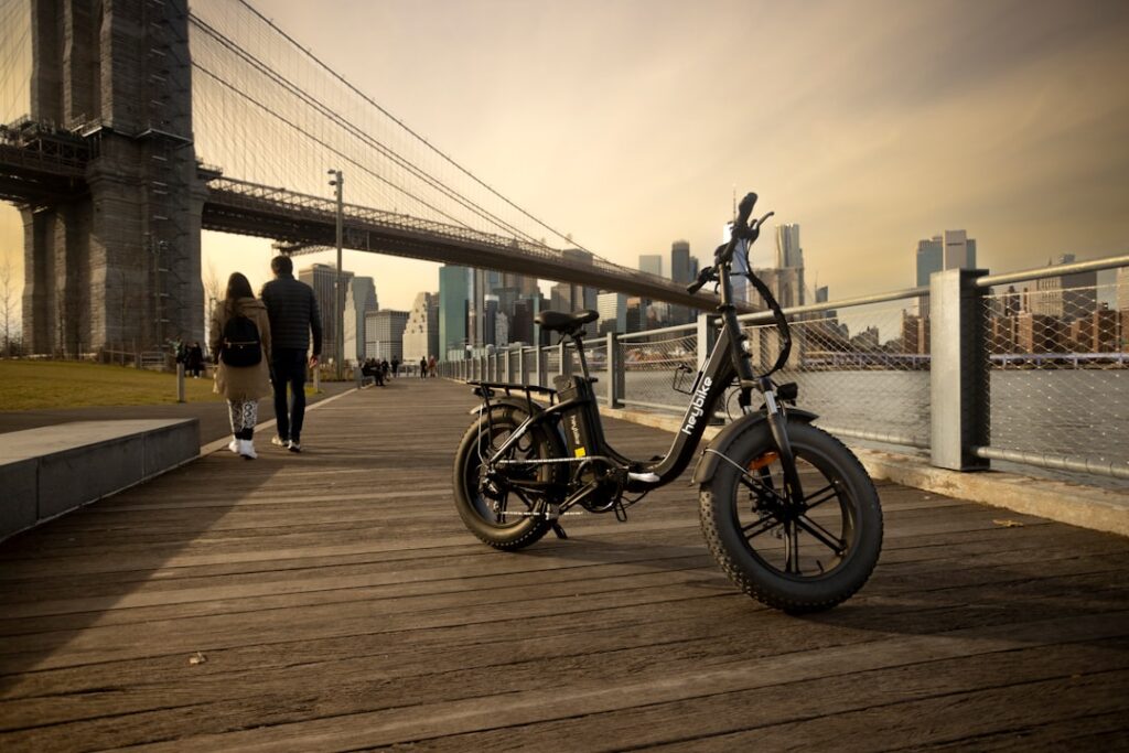 découvrez l'urban e-bike, le vélo électrique idéal pour vos déplacements en ville. profitez d'une mobilité pratique, écologique et rapide tout en sillonnant les rues urbaines avec style et confort.