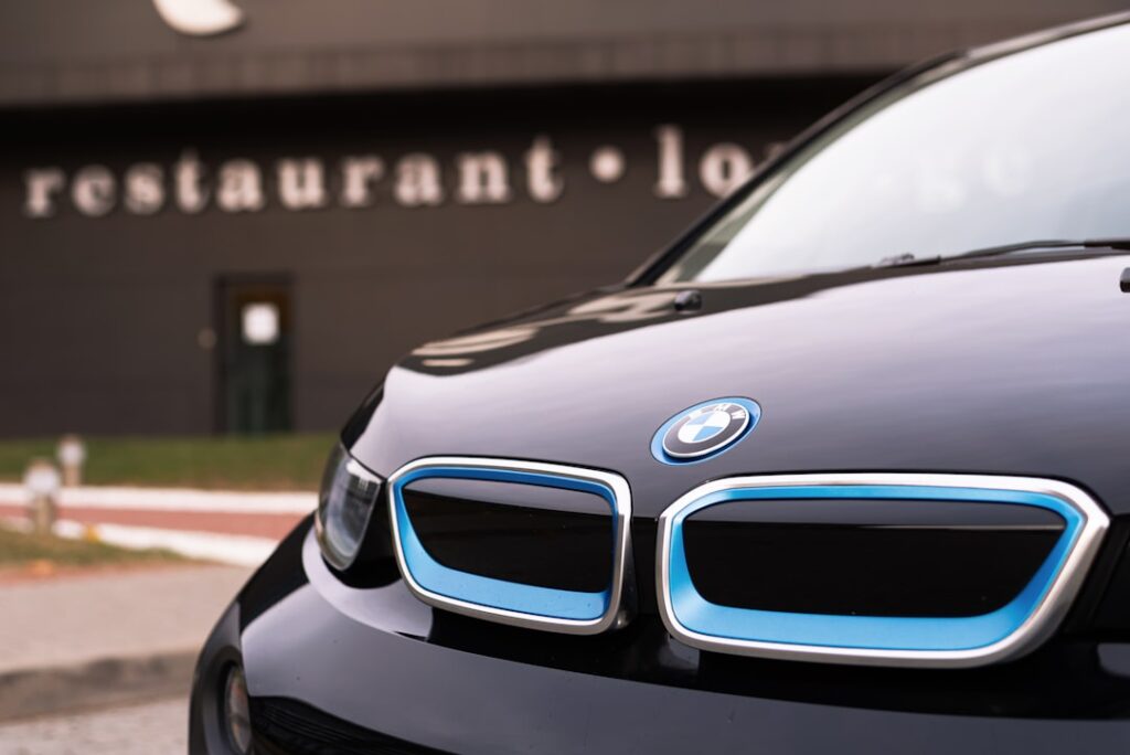 découvrez les secrets de la bmw i3, une voiture électrique unique en son genre découvrez la bmw i3, la voiture électrique compacte et innovante alliant design moderne, performance écologique et technologie avancée pour une mobilité durable.