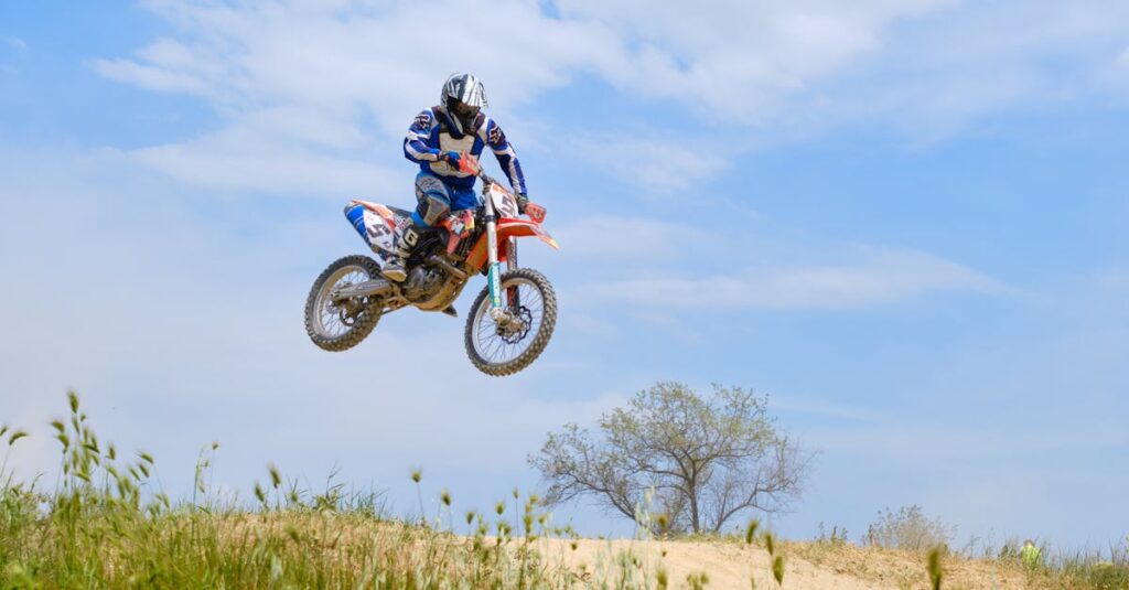 découvrez la ktm 690 duke, une moto polyvalente alliant puissance, agilité et design agressif pour une expérience de conduite unique en ville comme sur route.