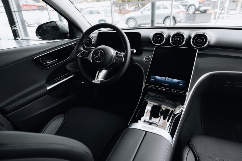 découvrez la mercedes classe c, une berline alliant élégance, performance et technologies avancées pour une expérience de conduite exceptionnelle.