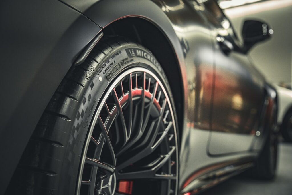 découverte de la mercedes cla : un modèle alliant style et performance découvrez la mercedes cla, une berline compacte alliant élégance, performance et confort. profitez d'un design moderne et des technologies innovantes pour une expérience de conduite exceptionnelle.