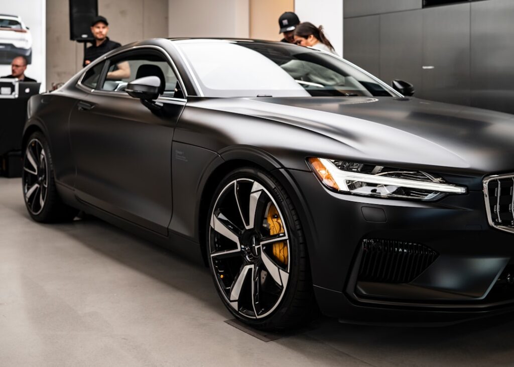 découverte de la polestar 1 : entre sportivité et luxe découvrez la polestar 1, une voiture électrique hybride haute performance alliant design scandinave et technologies innovantes pour une expérience de conduite unique.
