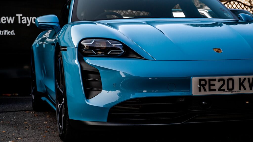 découvrez la porsche taycan, la voiture électrique de luxe alliant performance, design innovant et technologie de pointe pour une expérience de conduite exceptionnelle.