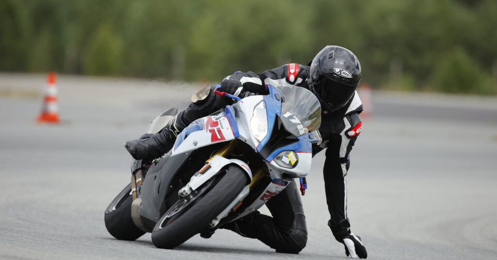 Découvrez la Zontes 703 RR au salon Eicma de Milan : une moto sportive 3 cylindres à un prix attractif de 8500 € ! découvrez la zontes 703 rr : une moto sportive alliant design moderne, performances puissantes et technologies de pointe. parfaite pour les amateurs de sensations fortes et de conduite dynamique.