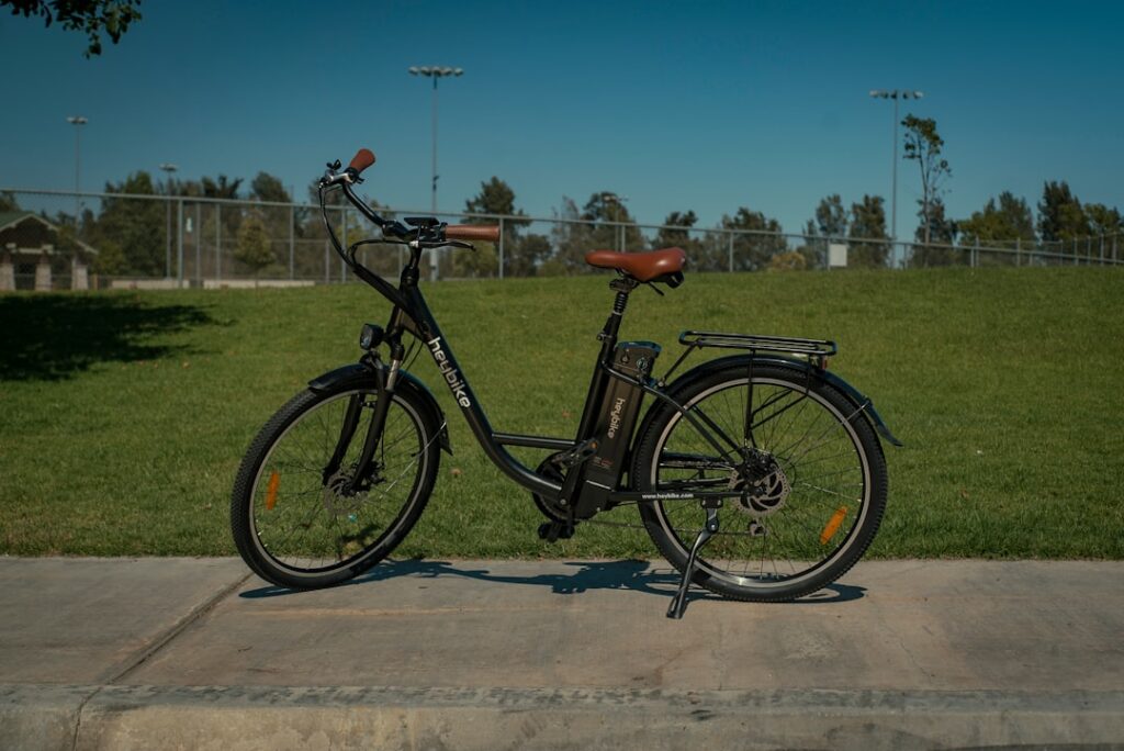 découvrez notre vélo électrique urbain alliant design moderne et technologie avancée pour vos déplacements en ville. pratique, écologique et confortable, il transformera vos trajets quotidiens.