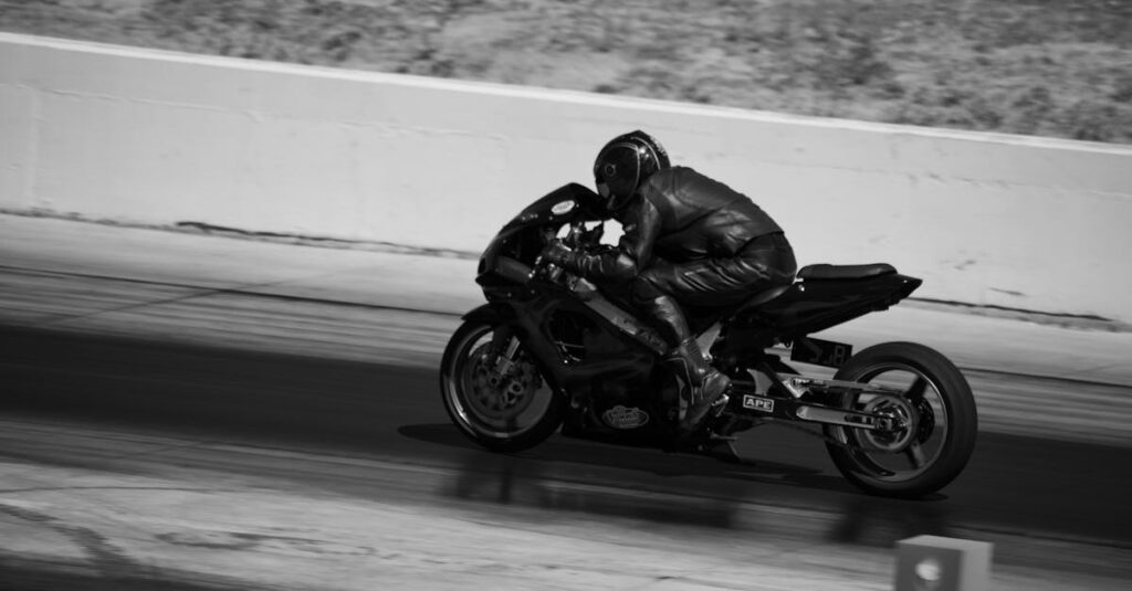 découvrez notre sélection d'équipements moto de qualité : casques, vestes, gants et accessoires pour une protection optimale et un confort maximal sur la route.