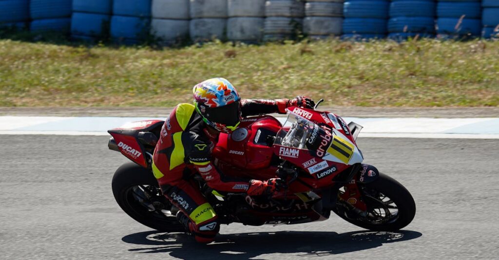 découvrez la ducati 1198 s, une superbike alliant puissance exceptionnelle, design italien élégant et technologie de pointe pour une expérience de conduite inégalée.