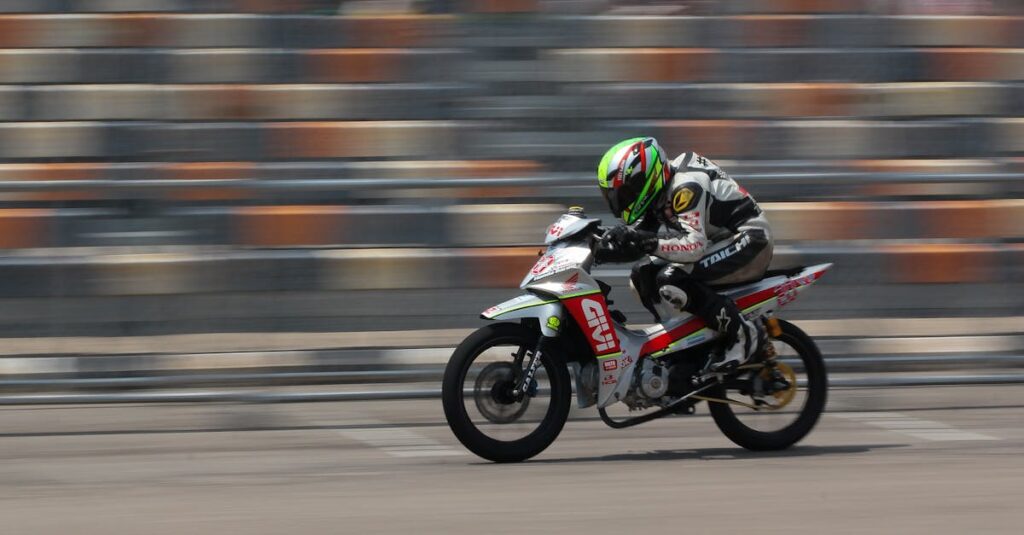 découvrez la honda gl 1500 f6c, une moto cruiser alliant design unique, puissance v6 et confort exceptionnel pour des expériences de conduite inoubliables.