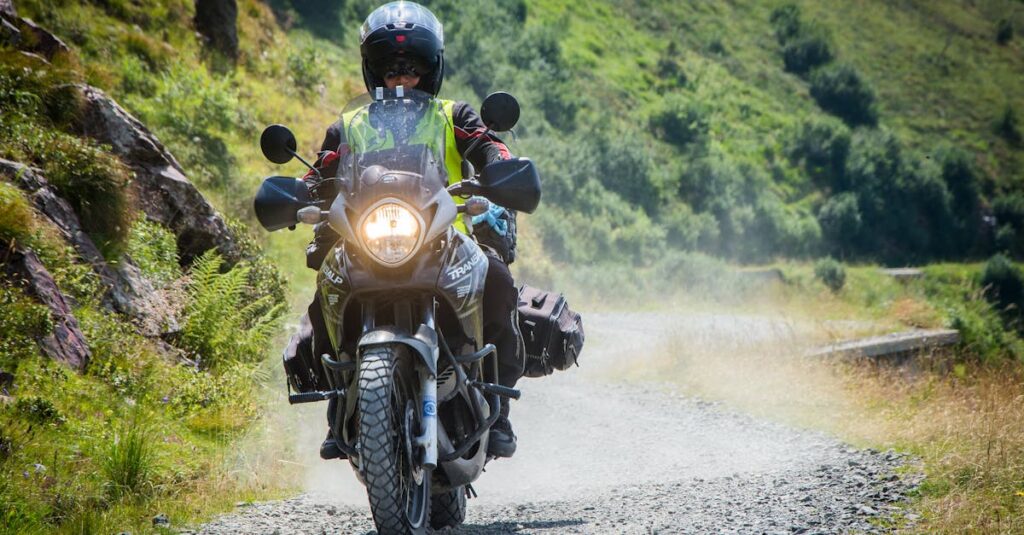 Astuces incontournables pour conduire une moto sur la neige découvrez des conseils essentiels pour conduire votre moto en toute sécurité sur la neige. astuces pratiques et techniques pour une expérience hivernale réussie.