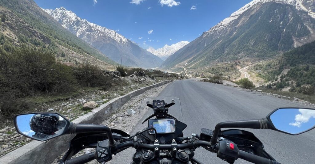 explorez l'aventure ultime à moto au stelvio pass, avec des routes sinueuses et des panoramas à couper le souffle pour les passionnés de deux-roues.