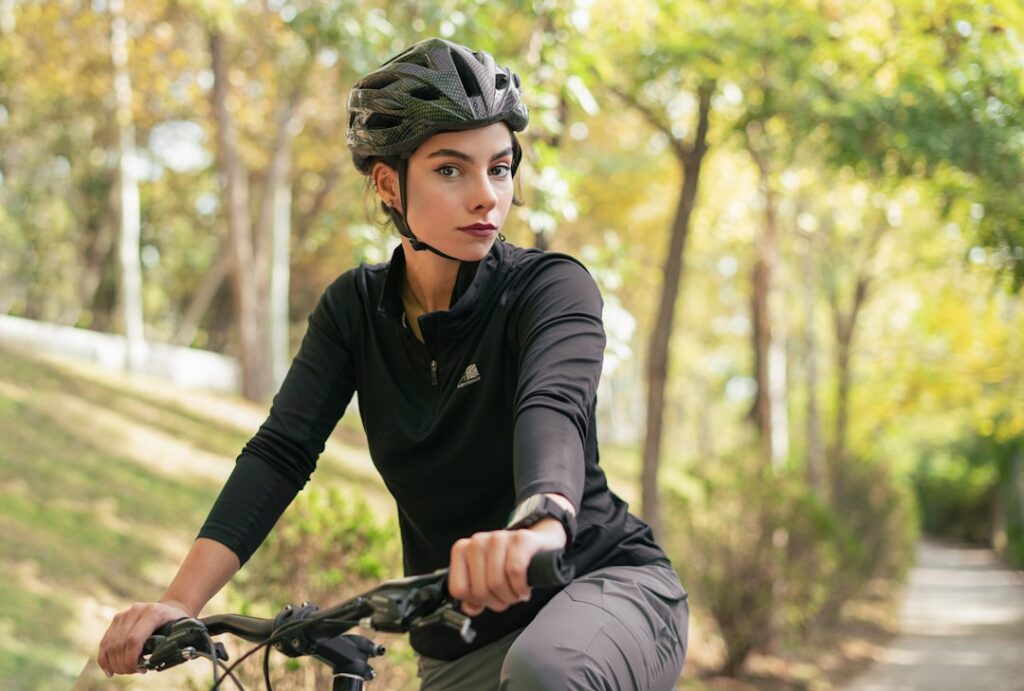 découvrez notre couche de base spécialement conçue pour le cyclisme féminin, offrant confort, respirabilité et maintien optimal lors de vos sorties à vélo.