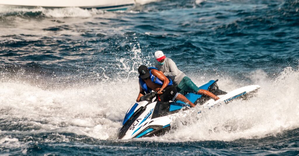 découvrez la yamaha ybr125 cruiser, une moto légère et élégante idéale pour les trajets urbains et les balades. performances fiables, design classique et confort optimal pour tous les motards débutants ou expérimentés.